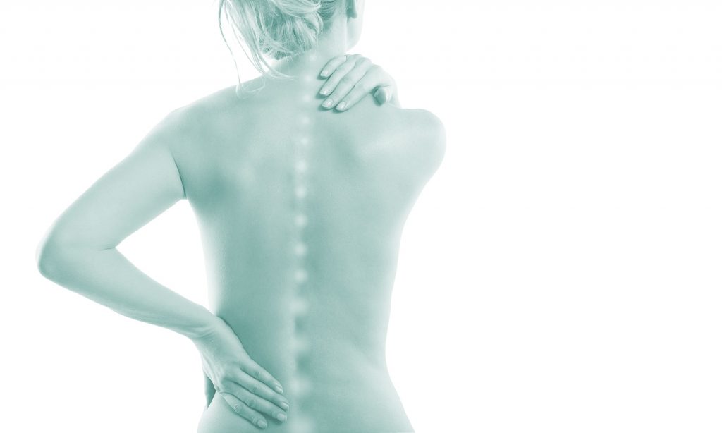 Frau mit Rückenbeschwerden - Manuelle Therapie in der Physiotherapie Wannsee