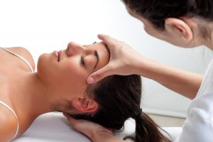 Massage Bheandlung in der Physiotherapie Praxis Wannsee
